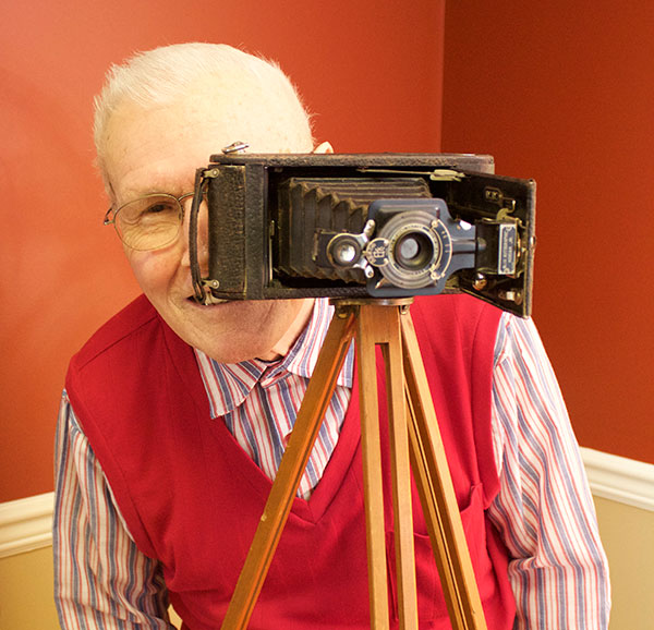 Manfred Hanke looking through the viewfinder of an older camera